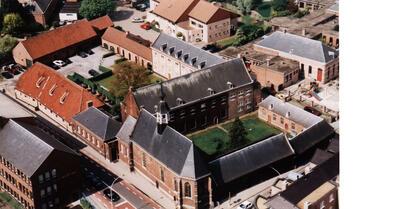 Luchtfoto van het Gasthuismuseum Sint-Dimpna