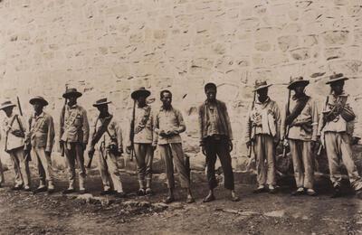 China, De 'brigands' werden gevangen genomen door Chinese soldaten, ze poseren samen. Twee dagen later worden de gevangenen gefusilleerd,
