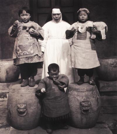 Kinderen in het weeshuis bij de Chinese zusters in King-Cho-Fu, China,