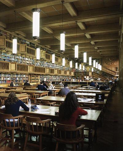 Erfgoedbibliotheek, De grote leeszaal ( 44 meter lang en 13 meter breed) werd na de brand van 1940 heringericht door architect Henry Lacoste (1885-1968)
