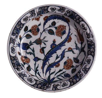 Islam, Schotel, Iznik (Turkije), l6de eeuw, witbeige aarde, witte deklaag, beschildering onder transparant glazuur