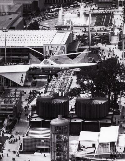 De Commerciële Sectie met onder andere vooraan het paviljoen (in de vorm van een radiolamp) van MBLE, de paviljoenen van Solvay en Victoria, expo 58,