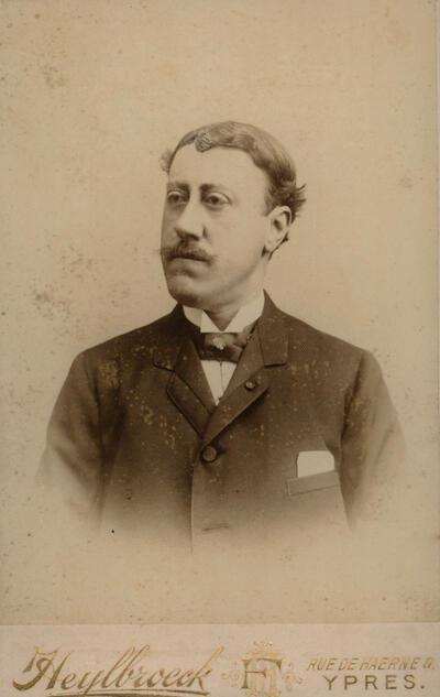 Foto van Arthur Merghelynck, op 40-jarige leeftijd, door de Ieperse fotograaf Heylbroeck, albuminedruk op karton.