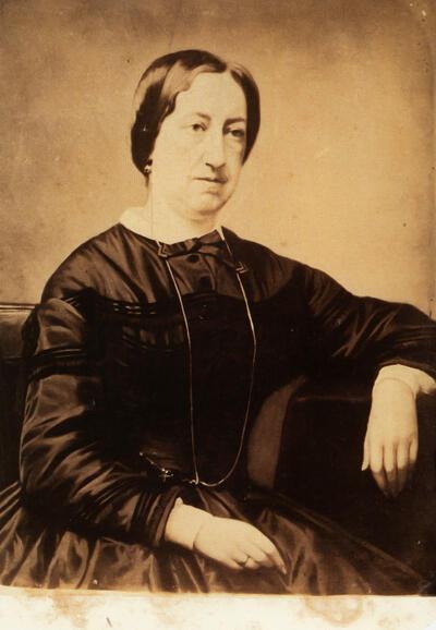 Elise Carton (1820-1871) trouwde in 1842 met Léopold Merghelynck. Het echtpaar kreeg drie kinderen. Arthur Merghelynck was de jongste.