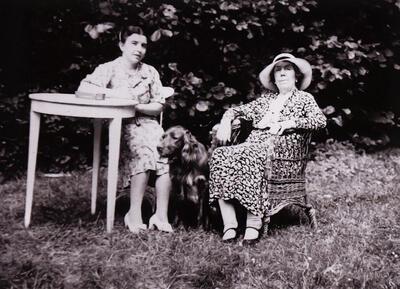 Arthur Merghelynck, Julienne Flyps (rechts) bleef na de dood van haar echtgenoot op het kasteel wonen. De foto is genomen in het park, jaren 1930, Jullienne in gezelschap van huishoudster Madeleine en hond Max. 