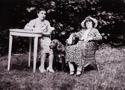 Arthur Merghelynck, Julienne Flyps (rechts) bleef na de dood van haar echtgenoot op het kasteel wonen. De foto is genomen in het park, jaren 1930, Jullienne in gezelschap van huishoudster Madeleine en hond Max.