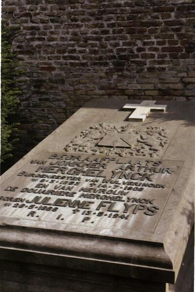 Het graf van Arthur Merghelynck en Julienne Flyps bevindt zich aan de buitenzijde van de kasteelkapel van de 0.-L-V.-kerk van Wulveringem