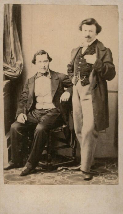 Portretfoto van de kunstschilders Désiré Böhm (gezeten) en Théodore Ceriez, Arthur Merghelynck,anoniem, 1865. 