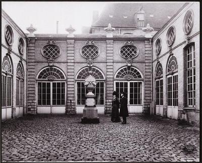 Het echtpaar Arthur Merghelynck op de binnenkoer van hun Hotel-Museum in 1907