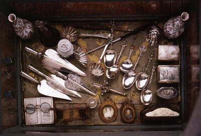 Vitrine met allerlei kleinoden in de dinette, Arthur Merghelynck,