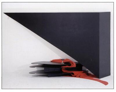 Lili Dujourie, The Kiss, 1987, hout, doek, lak, fluweel, kippegaas, zilver, glas en vloeistof, sculptuur,