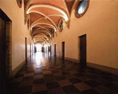 De gang van het dormitorium met de slaapcellen, parkabdij,