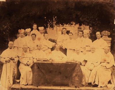 Groepsfoto van de abdijgemeenschap en prelaat Aloysius Franck, Parkabdij,