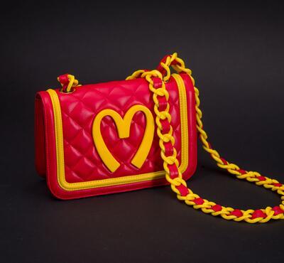 Rood leren handtas gele logo Mc Donalds Jeremy Scott Moschino herfst-winter 2014 