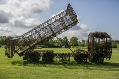 Wim Delvoye, Dump truck, 2006, corten staal, 860 x 310 x 270 cm 