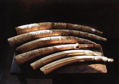 In ivoor uitgewerkte jachthoorns, onderschept in 2004, douane,