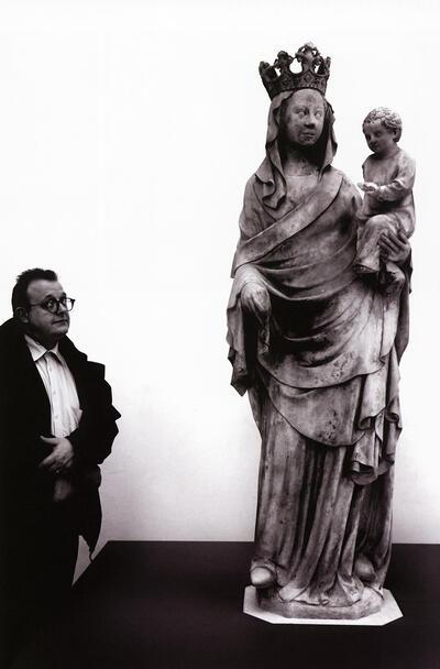 Till-Holger Borchert bij de laatgotische Madonna