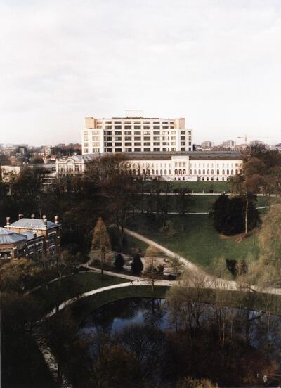 Het Museum voor Natuurwetenschappen gezien vanuit het Leopoldpark, dinosauriër,