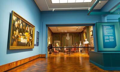 ‘Het Salon’ van baron Georges Caroly en links het Familieportret van Frans Floris uit 1561, een topstuk van de Vlaamse Gemeenschap.