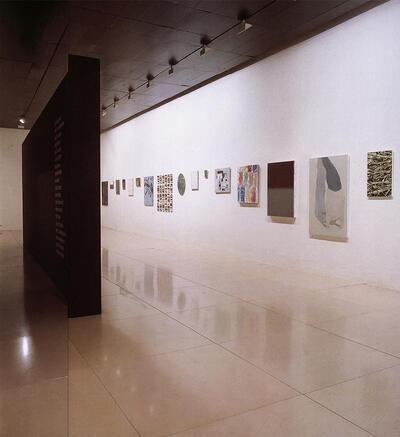 Geen Luc Tuymans en Bert De Beul op de tentoonstelling Trapped Reality, samengesteld door Luk Lambrecht, 1997, Barcelona, schilderkunst,