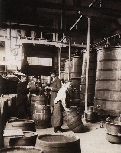 Controle door de beambten van Douane en Accijnzen in stokerij Notermans in Hasselt, ca. 1900-1910, Collectie Nationaal Jenevermuseum Hasselt