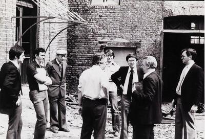 Strijders van het eerste uur op de binnenkoer van stokerij Stellingwerff/Theunissen anno 19 79 vóór de restauratie, jenevermuseum,