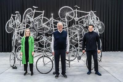 Els, Walter en Joost Vanhaerents voor de sculptuur Forever uit 2003 van Ai Weiwei 