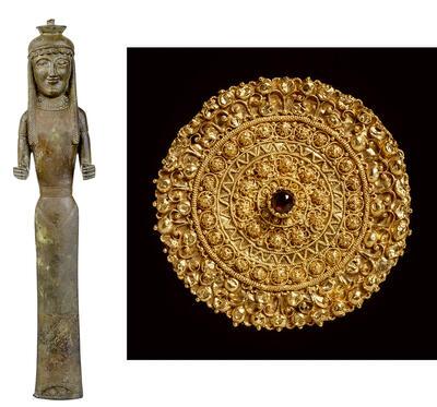 Beeldje van een vrouw, brons, 560 tot 550 v.d., Brolio MUSEO ARCHEOLOGICO NAZIONALE, FIRENZE Sierschijf met inlegwerk en filigraanversiering Goud en robijn, 500-400 v.Chr., Etrurië, RIJKSMUSEUM VAN OUDHEDEN, LEIDEN