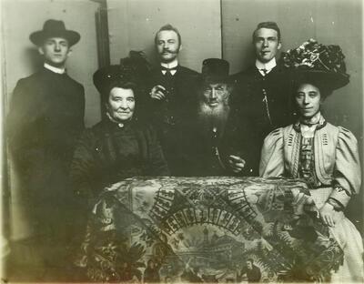 Het gezin Ost met v.l.n.r. Alfred, Urbain en Hector, onder Barbara Hamendt (moeder), Jodocus (vader) en Irma 