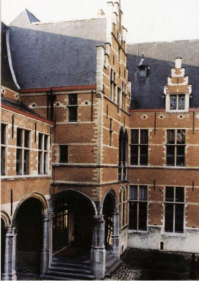 Dames met klasse, Residentie van Margareta van Oostenrijk in Mechelen: eretrap in de zuidelijke hofgevel 