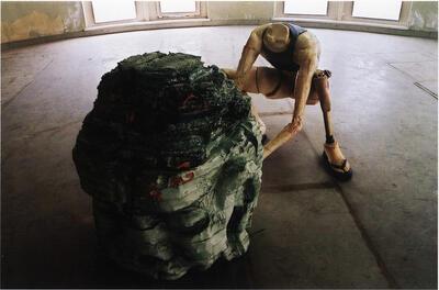 Een krachtig statement. Bart Van Dyck, Khmer Sculpture, 2002 Mixed media, placenta,