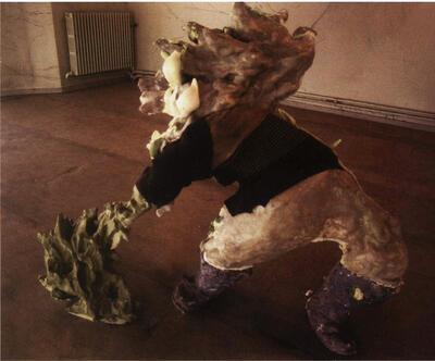 Coolens sculptuur is zo aanwezig dat de ruimte er door bepaald wordt. Caroline Coolen, Fire, walk with me, 2002. Polyester, brons, pv-schuim en textiel, placenta,