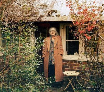 Rose Wylie thuis aan haar studio in Kent in Engeland omgeven door haar wilde tuin