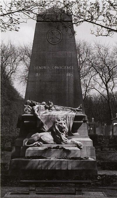 Het grafmonument voor Hendrik Conscience van beeldhouwer Frans Joris, die zelf een heel onopvallend graf kreeg. Parkbegraafplaats Schoonselhof.