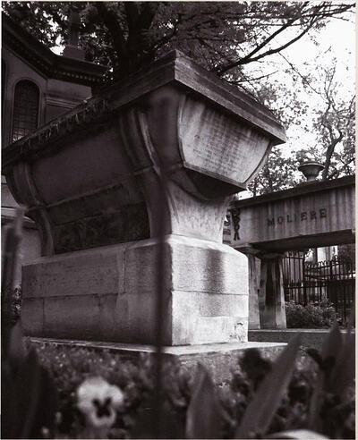In 1804 kreeg de nieuwe parkbegraafplaats Pére-Lachaise veel tegenwind van de Parijzenaars. De overbrenging van Molière en la Fontaine zorgde voor de ommekeer.