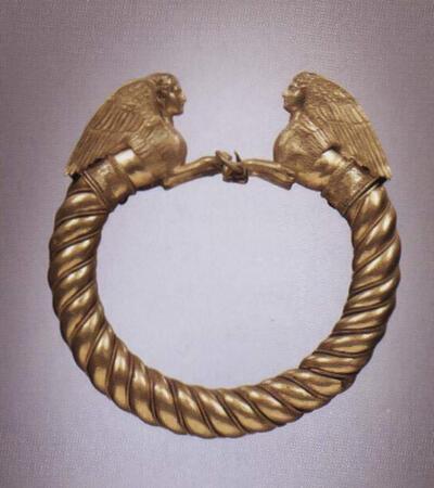 Armband met sfinxen (één van een paar), goud, brons, email, h. 11 cm, eerste helft 4de eeuw v.Ch.,
