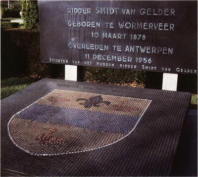 Een van de weinige mozaïek­graven op Schoonselhof: het familiewapenschild op het graf van Ridder Pieter Smidt van Gelder. 