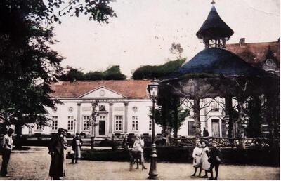 Het Leopoldplein omstreeks 1920. De kiosk, het Casino en enkele Hasselaren, kuierend op de boulevard