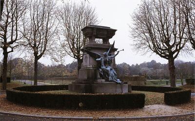 Hoogtepunt van heldenverering op Schoonselhof: het monument voor burgemeester Leopold de Wael.