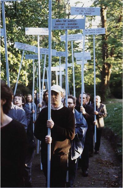 Toewijding (1999), aankomst der Processie 