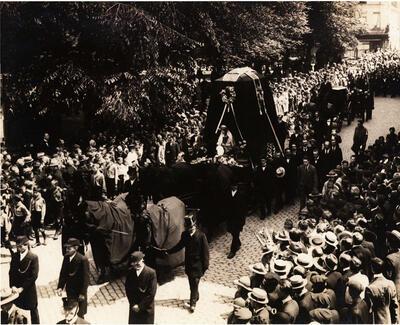 Herman Van den Reeck (1901-1920) was lid van de Vlaamsche Bond en redacteur van De Goedendag. Tijdens een 11-juliviering op de Antwerpse Grote Markt werd hij neergeschoten. Van den Reeck kreeg van de flaminganten een 'vorstelijke' begrafenis. Paul van Ostaijen, Marnix Gijsen en Gaston Burssens schreven het In Memoriam. Parkbegraafplaats Schoonselhof,