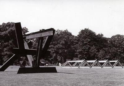 Werk van Mark di Suvero op de elfde biënnale (Verenigde Staten) in 1971, middelheim,