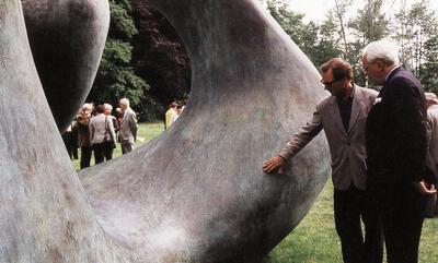 Henry Moore, Large Two Forms, 1966 Brons Tentoonstelling in 1999, Middelheim