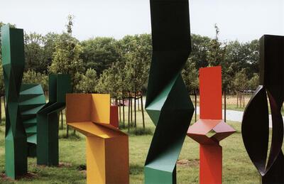 Jorge Dubon, Bos v a n Metaal, 1970 Beschilderd staal, 8 elementen 300 x 600 x 200 Collectie Middelheimmuseum