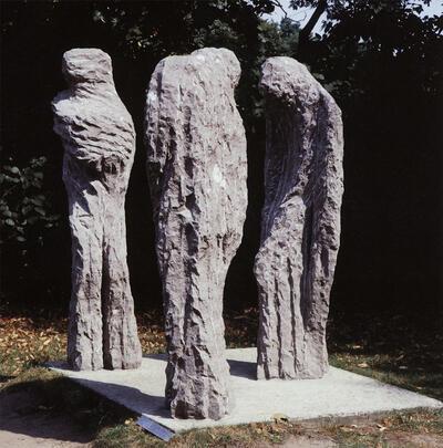 Eugène Dodeigne, Drie Staanden, 1978, Steen van Soignies,