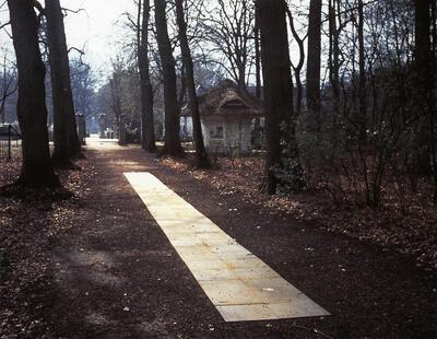 Carl Andre, 74 Weathering Way, 2001 Stalen platen, 0,5 x 1.850 x 100 Collectie Middelheimmuseum Schenking Middelheim Promotors