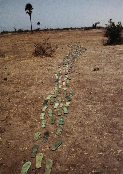 Philip Aguirre y Otegui, Exodus, 1998, Installatie gemaakt in Senegal 