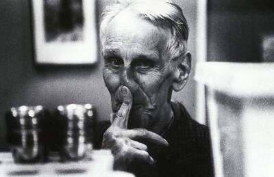 Portret Foto Michiel Hendryckx n.a.v. de tentoonstelling Gezocht gezicht, 1996 ICollectie Museum Dr. Guislain)