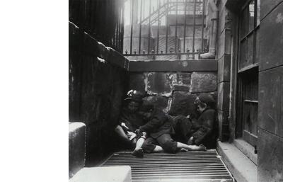 'Street Arabs in Sleeping Quarters' Foto Jacob Riis uit: How the other half lives, 1901 ICollectie Museum Dr. Guislain)