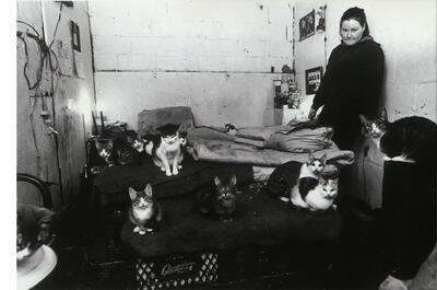 Kathy met de katten in haar bunker. Foto Teun Voeten uit: Tunnelmensen, 1996 (Collectie Museum Dr. Guislain)